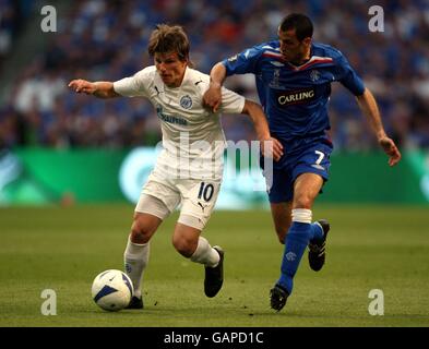 Andrei Arshavin du FC Zenit Saint-Pétersbourg et Brahim Hemdani des Rangers bataille pour le ballon Banque D'Images