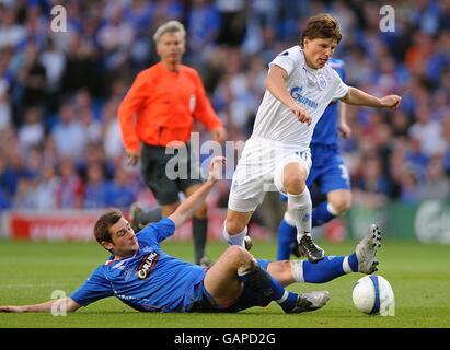 Football - coupe de l'UEFA - finale - FC Zenit Saint Petersburg v Rangers - City of Manchester Stadium.Kevin Thomson (à gauche), des Rangers, s'attaque à Andrei Arshavin du FC Zenit Saint Petersbourg. Banque D'Images