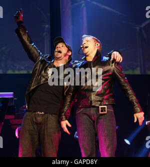 USAGE ÉDITORIAL SEULEMENT : (l-r) AJ McLean et Brian Littrell des Backstreet Boys se présentant à l'O2 Arena de Greenwich, Londres. Banque D'Images