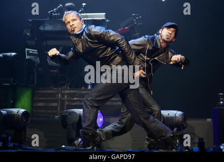 USAGE ÉDITORIAL SEULEMENT : (l-r) Brian Littrell et AJ McLean des Backstreet Boys se présentant à l'O2 Arena de Greenwich, Londres. Banque D'Images