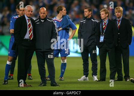 Walter Smith (l), directeur des Rangers, et Kenny McDowall, entraîneur de la première équipe, (2e l), ont été déprimés par l'équipe des Rangers après avoir perdu la finale de la coupe de l'UEFA devant le FC Zenit Saint-Pétersbourg Banque D'Images