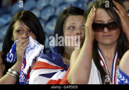 Les fans des Rangers regardent la finale de la coupe UEFA entre les Rangers et Zenit St Petersburg sur grand écran au stade Ibrox, à Glasgow. Banque D'Images