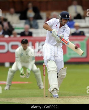 Alastair Cook d'Angleterre atteint le ballon pour quatre courses lors du premier match de test de npower à Lord's, Londres. Banque D'Images