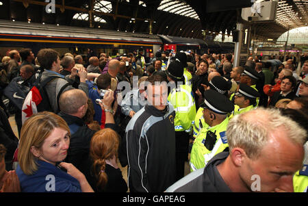 Le Riccardo Scimeca de Cardiff City est accueilli par les fans tandis que l'équipe arrive en train à la gare de Paddington, Londres. Banque D'Images