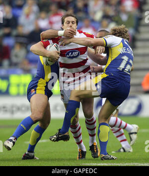 Andy Coley de Wigan est attaqué par Ben Westwood de Warrington (à droite) lors du match de la Super League engage au stade JJB de Wigan. Banque D'Images