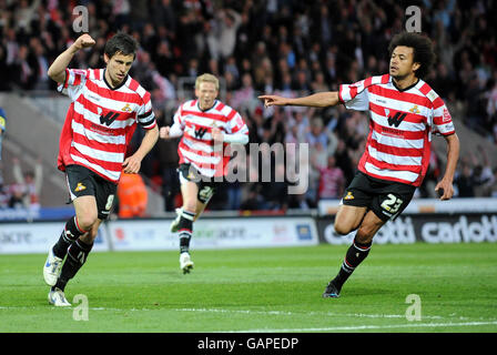 Brian stock de Doncaster Rovers (à gauche) célèbre avec Jason Price après avoir obtenu une pénalité lors du match de deuxième match de la ligue Coca Cola One Play au Keepmoat Stadium, Doncaster. Banque D'Images