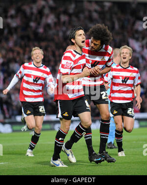 Brian stock de Doncaster Rovers fête avec Jason Price après avoir obtenu une pénalité lors du match de la ligue Coca-Cola One Play Off second LEG au Keepmoat Stadium, Doncaster. Banque D'Images