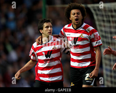 Football - Coca-Cola football League One - jouer - semi final - Doncaster Rovers v Southend United - Keepmoat Stadium.Brian stock de Doncaster Rovers célèbre le premier but du jeu avec Jason Price Banque D'Images