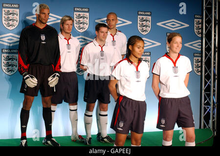 (Retour à l'avant; l-r) David James, David Beckham, Michael Owen, Rio Ferdinand, Rachel Yankey et Casey Stoney en Angleterre montrent la nouvelle tenue de la maison de l'Angleterre Banque D'Images