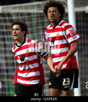 Football - Coca-Cola football League One - jouer - semi final - Doncaster Rovers v Southend United - Keepmoat Stadium.Brian stock de Doncaster Rovers célèbre le premier but du jeu avec Jason Price Banque D'Images