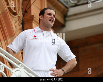 Cricket - Premier match de npower Test - troisième jour - Angleterre v Nouvelle-Zélande - Lord's.Andrew Strauss, de l'Angleterre, regarde avec espoir les nuages quand le début est retardé Banque D'Images