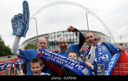 Football - finale de la coupe FA - Portsmouth v Cardiff City - les fans arrivent - Stade Wembley.Les fans de Portsmouth arrivent devant la finale de la coupe FA au stade Wembley, à Londres. Banque D'Images