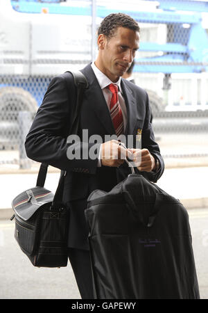 Le Rio Ferdinand de Manchester United arrive à l'aéroport de Manchester. Banque D'Images