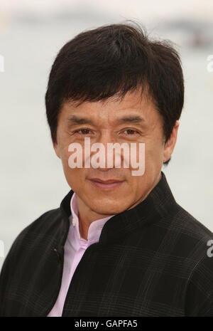 Jackie Chan, productrice exécutive, lors d'un photocall pour promouvoir le nouveau film Wushu sur la plage de la Diva à Cannes, France. Banque D'Images