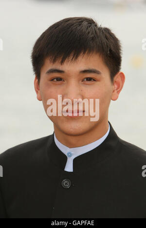 Acteur Wang Wenjie lors d'une séance photo pour promouvoir le nouveau film Wushu sur la plage de la Diva à Cannes, France. Banque D'Images