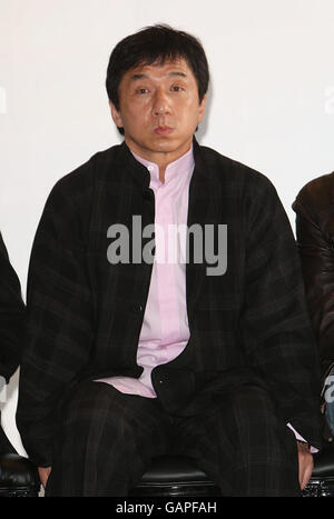 AP OUT Producteur exécutif Jackie Chan pendant un photocall pour promouvoir le nouveau film Wushu sur la plage de la Diva à Cannes, France. Banque D'Images