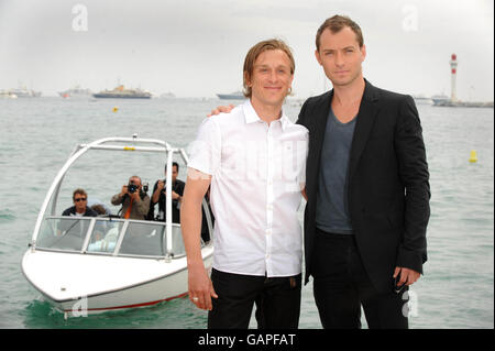 Le réalisateur Jeremy Gilley et l'acteur Jude Law lors d'une séance photo pour le film The Day After Peace sur le Majestic Pier au Festival de Cannes, France. Banque D'Images