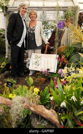 Sue Johnston, comédienne née à Merseyside, et Phil Redmond, créateur de Brookside, sur le jardin du conseil municipal de Liverpool au Chelsea Flower Show, Londres. Banque D'Images