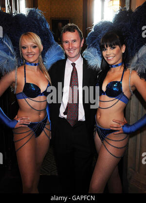 Le député Nigel Evans pose avec les danseurs Emma Scott (à gauche) et Charlotte O'Neil (à droite) de la troupe de danse de la vision, dans la salle à manger du député au Parlement, où des artistes de cirque se sont produit pour les députés. Banque D'Images