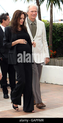 SORTIE AP. Angelina Jolie et Clint Eastwood sont vus à un photocall pour le nouveau film Changeling (l'Echange), au Palais de Festival de Cannes, France. Banque D'Images