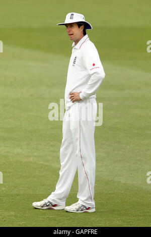 Cricket - Premier match de npower Test - cinquième jour - Angleterre / Nouvelle-Zélande - Lord's.Le Michael Vaughan d'Angleterre se tient en contimplation pendant la dernière journée du 1er Test contre la Nouvelle-Zélande à Lord Banque D'Images