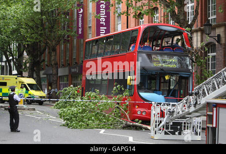 La police sur les lieux d'un accident d'autobus près de Tower Bridge, Londres. Banque D'Images