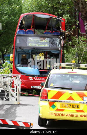 La police sur les lieux d'un accident d'autobus près de Tower Bridge, Londres. Banque D'Images