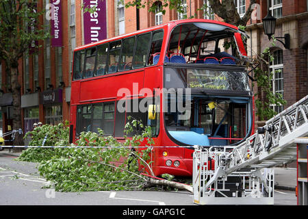 La police sur les lieux d'un accident d'autobus près de Tower Bridge, Londres. Banque D'Images