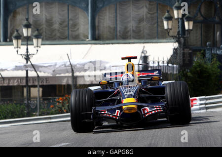 Course automobile Formula One - Grand Prix de Monaco - session de pratique - Monte Carlo.David Coulthard de Red Bull Racing traverse la place du Casino lors de la première séance d'entraînement à Monte Carlo, Monaco. Banque D'Images