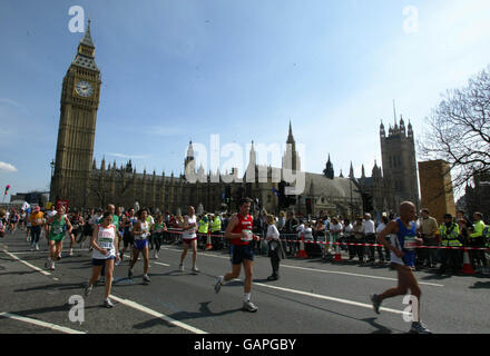 Avec la ligne d'arrivée à moins d'un kilomètre de la concurrence Au marathon de Londres, passez devant les maisons Du Parlement Banque D'Images