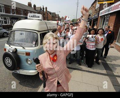 Tamsin Dunwoody, candidat du Parti travailliste, se démène en Crewe avant l'élection partielle de Crewe et de Nantwich. Banque D'Images