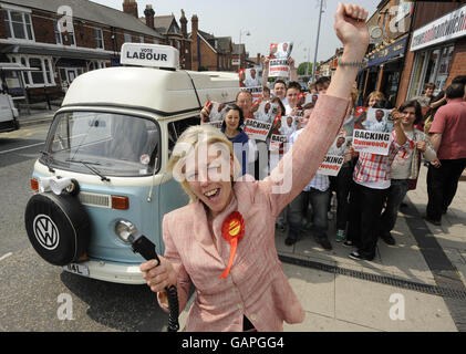 Tamsin Dunwoody, candidat du Parti travailliste, se démène en Crewe avant l'élection partielle de Crewe et de Nantwich. Banque D'Images