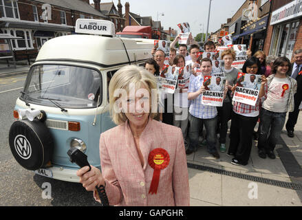 Tamsin Dunwoody, candidat du Parti travailliste, se démène en Crewe avant l'élection partielle de Crewe et de Nantwich. Banque D'Images