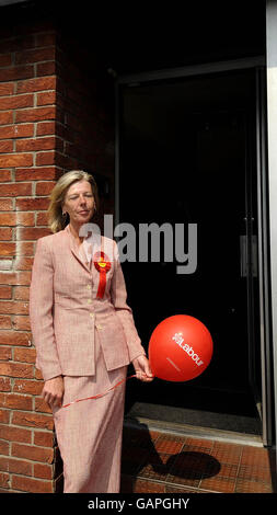 Tamsin Dunwoody, candidat du Parti travailliste, se démène en Crewe avant l'élection partielle de Crewe et de Nantwich. Banque D'Images