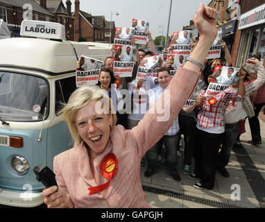 Tamsin Dunwoody, candidat du Parti travailliste, se démène en Crewe avant l'élection partielle de Crewe et de Nantwich. Banque D'Images