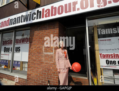 Tamsin Dunwoody, candidat du Parti travailliste, se démène en Crewe avant l'élection partielle de Crewe et de Nantwich. Banque D'Images