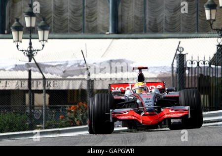 Lewis Hamilton en Grande-Bretagne dans sa Vodafone McLaren Mercedes passe par Casino Square pendant la session d'entraînement à Monte Carlo, Monaco. Banque D'Images