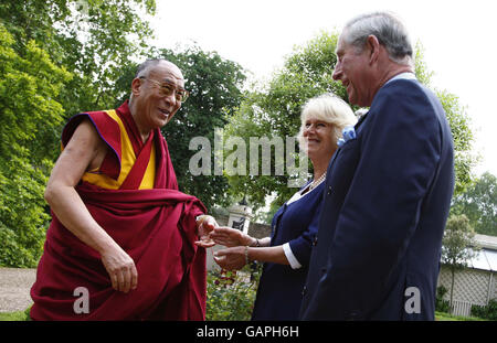 Le Dalaï Lama est accueilli par le prince de Galles et la duchesse de Cornouailles à son arrivée à Clarence House, Londres. Banque D'Images