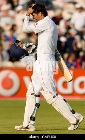 Le capitaine d'Angleterre Michael Vaughan quitte le terrain après avoir été congédié par Daniel Vettori, de Nouvelle-Zélande, lors du deuxième match de npower Test au terrain de cricket d'Old Trafford, à Manchester. Banque D'Images