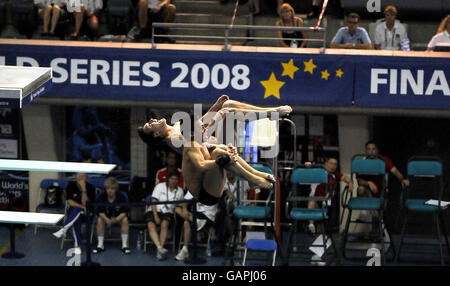 Le plongeur de Grande-Bretagne Tom Daley (à droite) et son partenaire synchro Blake Aldridge lors de la série mondiale de plongée de la FINA à Ponds Forge, Sheffield. Banque D'Images