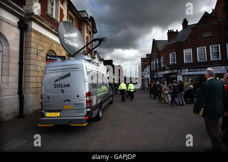 SIS Link van garé à Nuneaton pour la visite de David Cameron, chef du Parti conservateur. Banque D'Images