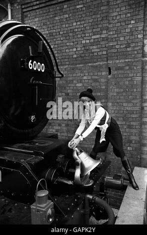 Kitty Gordon, récemment couronné Cider Queen, sonne la cloche commémorative sur la poutre tampon de la locomotive « King George V » sur le chemin de fer privé de H.P Bulmer Ltd, à Hereford. Banque D'Images