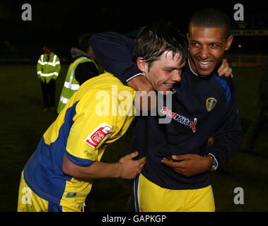 Le double barbueur Johnathan Howson de Leeds United célèbre avec Jermaine Beckford (à droite) après le match de la demi-finale de la 2e jambe de la Coca-Cola League One Play à Brunton Park, Carlisle. Banque D'Images