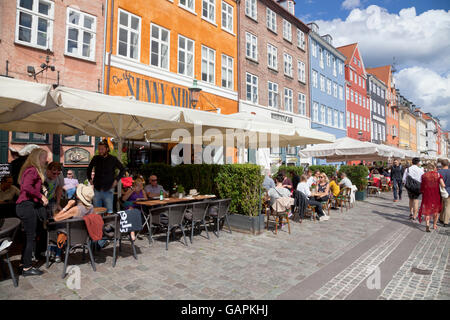 Le côté ensoleillé de la canal de Nyhavn sur une journée d'été pleine de touristes Banque D'Images