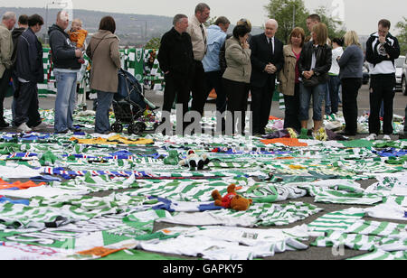 Football - Tommy Burns Hommages - Celtic Park.Les fans celtiques s'en prennent aux fleurs après les hommages laissés pour Tommy Burns au Celtic Park, Glasgow. Banque D'Images