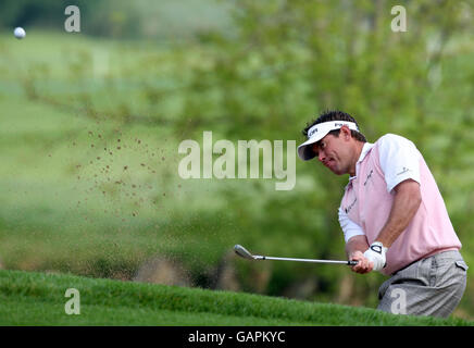 Lee Westwood, en Angleterre, joue d'un bunker le 11 e tour lors de l'Open d'Irlande second tour à Adare Manor Hotel & Golf Resort, Adare, Co Limerick, Irlande . Banque D'Images