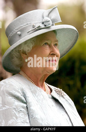 La reine Elizabeth II de Grande-Bretagne regarde un spectacle de danse pendant la fête du jardin royal à l'ambassade britannique à Ankara le dernier jour de la visite d'État de la reine en République de Turquie. Banque D'Images