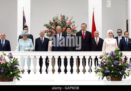 La reine Elizabeth II de Grande-Bretagne, le duc d'Édimbourg, le secrétaire aux Affaires étrangères David Miliband (au centre), Le Premier ministre turc, Tayyip Erdogan, et sa femme, Emine Erdogan, écoutent les hymnes nationaux lors de la fête du jardin royal à l'ambassade britannique à Ankara le dernier jour de leur visite des Altesses Royales Sate en République de Turquie. Banque D'Images