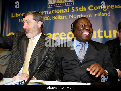 Morgan Tsvangirai, chef de l'opposition zimbabwéenne, au Congrès international libéral de Belfast, avec Lord Alderdice, président de l'internationale libérale. Banque D'Images