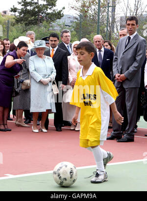 La reine Elizabeth II (deuxième à gauche) le duc d'Édimbourg (à droite, derrière le garçon) et le footballeur turc Haken Sukur (à droite) regardent une exposition de football lors de la fête du jardin royal à l'ambassade britannique à Ankara le dernier jour de la visite d'État de la reine en République de Turquie. Banque D'Images